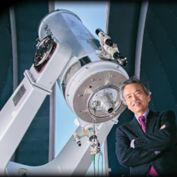 会長と望遠鏡の写真